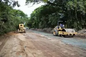 Colocadas más de 3.000 toneladas de asfalto en la carretera de Santa Cruz