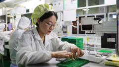 Cómo China usó a empresas como Apple para superar a EE.UU. y convertirse en líder mundial de la tecnología