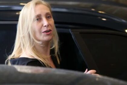 Mientras un periodista uruguayo desafía a la Justicia argentina, el juez que prohibió la publicación quedó en la mira por denuncias y acoso