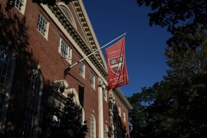 Después de que una jueza revirtiera los recortes de Trump a Harvard, hay dudas de si efectivamente recibirá los miles de millones en fondos de investigación