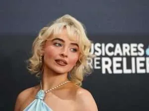 Sabrina Carpenter le canta a las rupturas con humor y atrevimiento