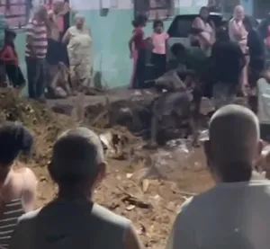 Fuerte aguacero arrastra vehículos y genera anegaciones en Catia La Mar