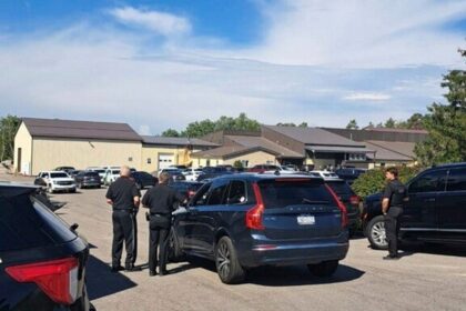 Agentes migratorios federales detienen a decenas de trabajadores en fábrica de Nueva York