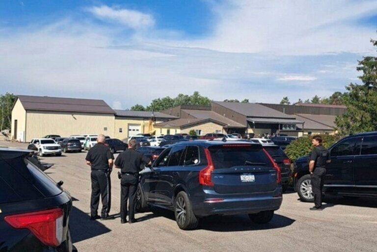 Agentes migratorios federales detienen a decenas de trabajadores en fábrica de Nueva York
