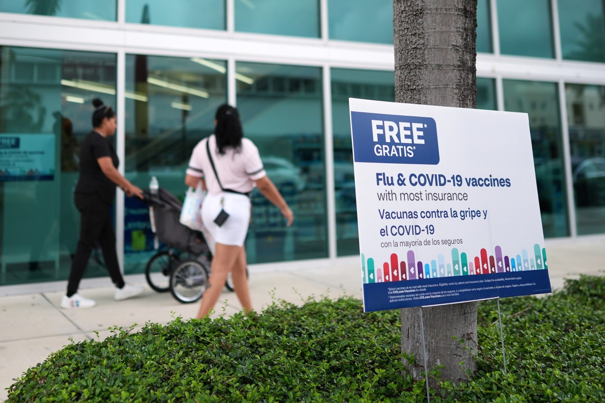 Trump cuestiona decisión de Florida de eliminar vacunas en las escuelas Trump cuestiona decisión de Florida de eliminar vacunas en las escuelas