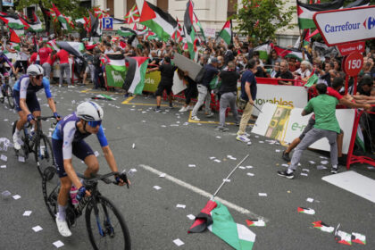Manifestaciones propalestinas en la Vuelta a España; el equipo israelí descarta retirarse