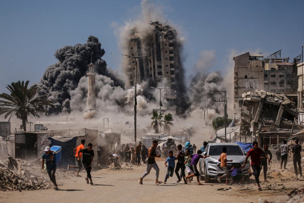Israel insta a gazatíes afectados por la hambruna a irse a zona segura mientras amplía operaciones