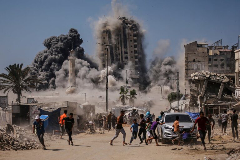 Israel insta a gazatíes afectados por la hambruna a irse a zona segura mientras amplía operaciones