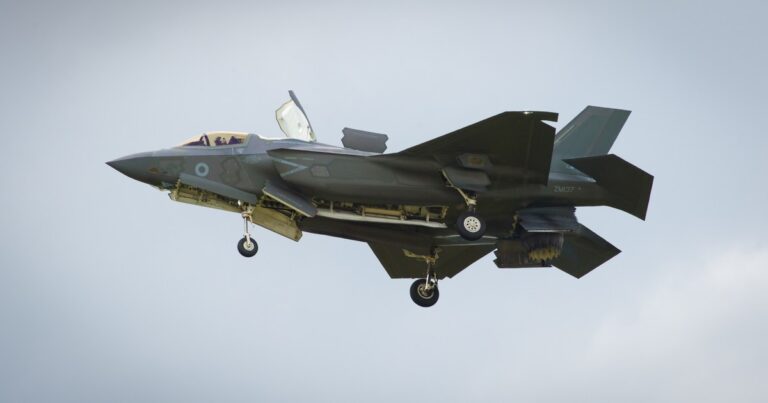Se volvió a estrellar el avión de guerra más caro del mundo: la misteriosa falla de software que desconcierta al Pentágono