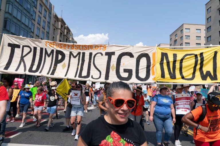 Miles de personas protestan por un "D.C. libre" en la cuarta semana de control federal en Washington