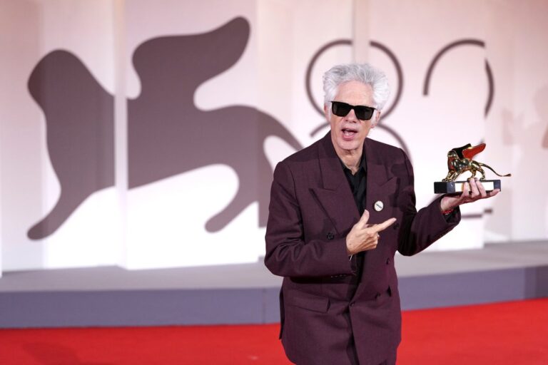 "Father Mother Sister Brother" gana el premio principal en el Festival de Cine de Venecia