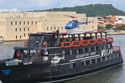 Cartagena tiene una atracción turística que copa la atención de familias que llegan a la bahía: paseo en barco, y luego en helicóptero sobre la ciudad
