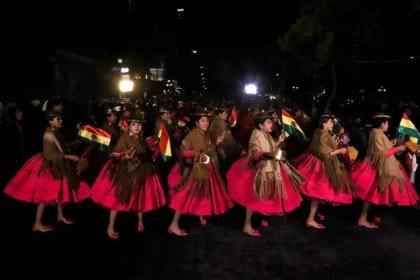 Cientos de bailarines y músicos exhiben el origen boliviano de la danza de la morenada