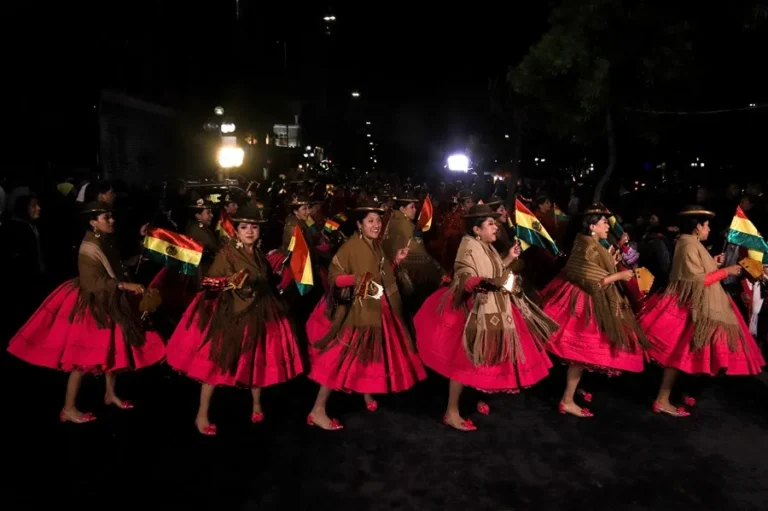 Cientos de bailarines y músicos exhiben el origen boliviano de la danza de la morenada