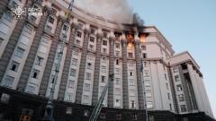 Rusia ataca por primera vez el edificio del Gabinete, la sede del gobierno de Ucrania, durante una nueva ola de bombardeos masivos