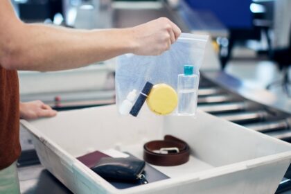 Nueva advertencia por un artículo personal peligroso en el equipaje del avión