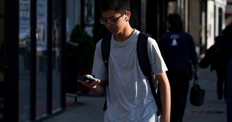 Bolsas magnéticas, el peculiar método que implementaron en escuelas de EEUU por la prohibición de celulares