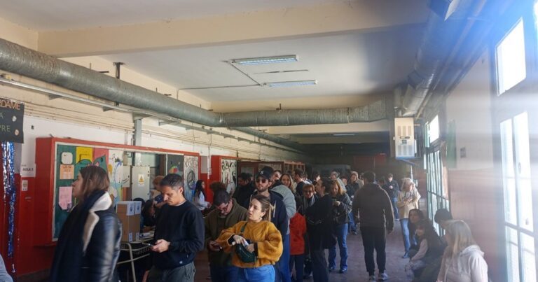 Largas filas y esperas de media hora para votar en el Conurbano bonaerense: el cambio de padrón influyó en los votantes
