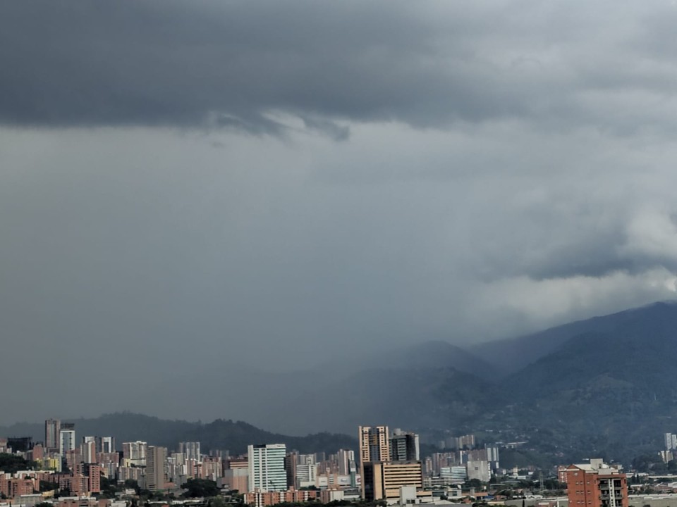¡No olvide el paraguas! Fuertes lluvias y vientos en el sur y el occidente del Valle de Aburrá ¡No olvide el paraguas! Fuertes lluvias y vientos en el sur y el occidente del Valle de Aburrá