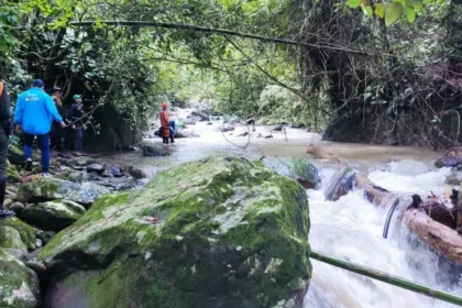 Tragedia en Santander por creciente súbita: una quebrada se llevó a una familia y deja cuatro personas muertas y una desaparecida.