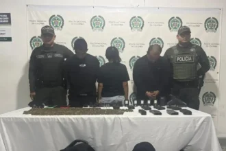 Asesinan a un policía en Tuluá: uniformados de la Policía Nacional de Colombia con material incautado en operativo en el Valle del Cauca