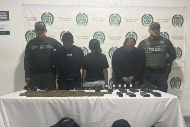 Asesinan a un policía en Tuluá: uniformados de la Policía Nacional de Colombia con material incautado en operativo en el Valle del Cauca