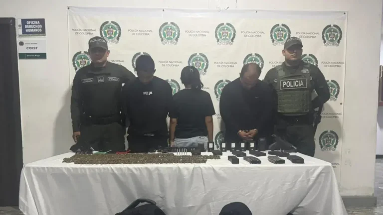 Asesinan a un policía en Tuluá: uniformados de la Policía Nacional de Colombia con material incautado en operativo en el Valle del Cauca