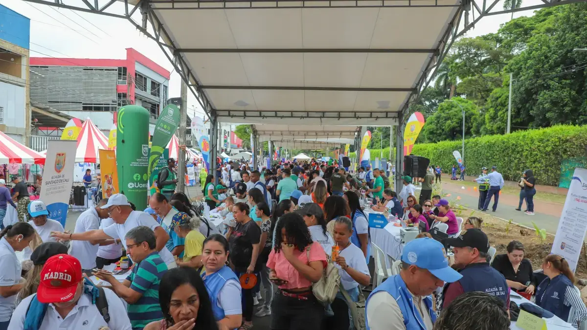 ‘Cali no se rinde’: empresarios afectados por atentado con explosivos en el barrio La Base empezaron a reactivarse con una feria solidaria ‘Cali no se rinde’: empresarios afectados por atentado con explosivos en el barrio La Base empezaron a reactivarse con una feria solidaria