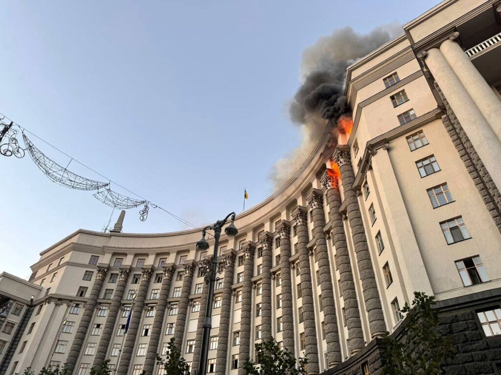 Ucrania muestra a diplomáticos daños causados por peor mayor ataque aéreo ruso desde la invasión