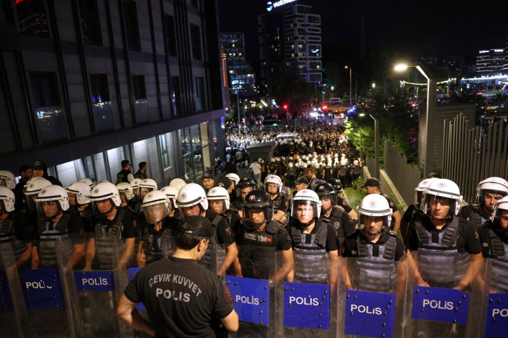 Turquía bloquea un mitin opositor en Estambul entre tensiones políticas