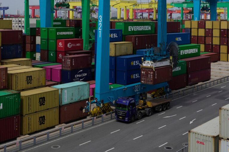 El crecimiento de las exportaciones chinas remite en agosto por aranceles y tensiones comerciales