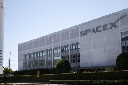 SpaceX de Musk acuerda comprar espectro de EchoStar por US$17.000 millones