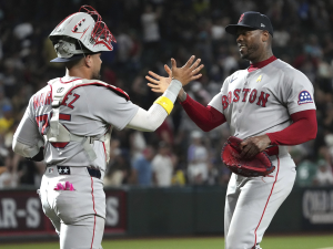 Aroldis Chapman a la mesa de Kimbrel y Wakefield en Boston