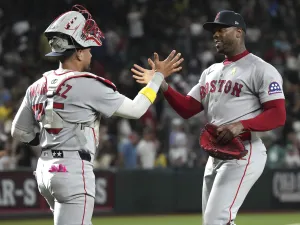 Aroldis Chapman a la mesa de Kimbrel y Wakefield en Boston