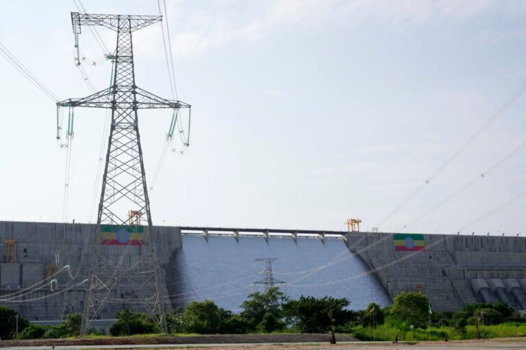 Etiopía inaugura la mayor represa de África mientras vecinos evalúan importar energía