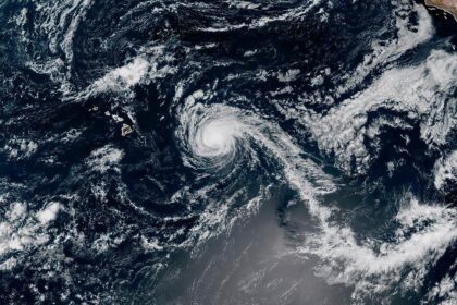 El huracán Kiko se debilita a tormenta tropical pero aún podría generar oleaje peligroso en Hawai