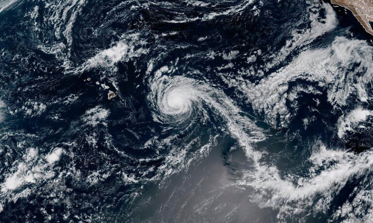 El huracán Kiko se debilita a tormenta tropical pero aún podría generar oleaje peligroso en Hawai