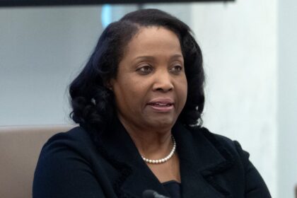 Tribunal decide que Lisa Cook puede seguir como gobernadora de la Fed