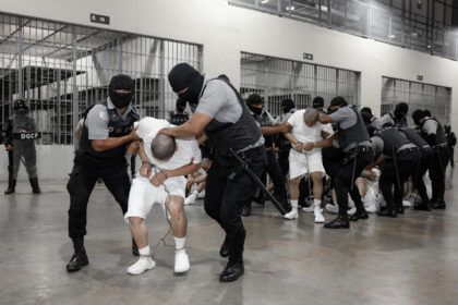 Los detalles del acuerdo secreto y el pago millonario entre EEUU y El Salvador para deportar venezolanos al Cecot - AlbertoNews
