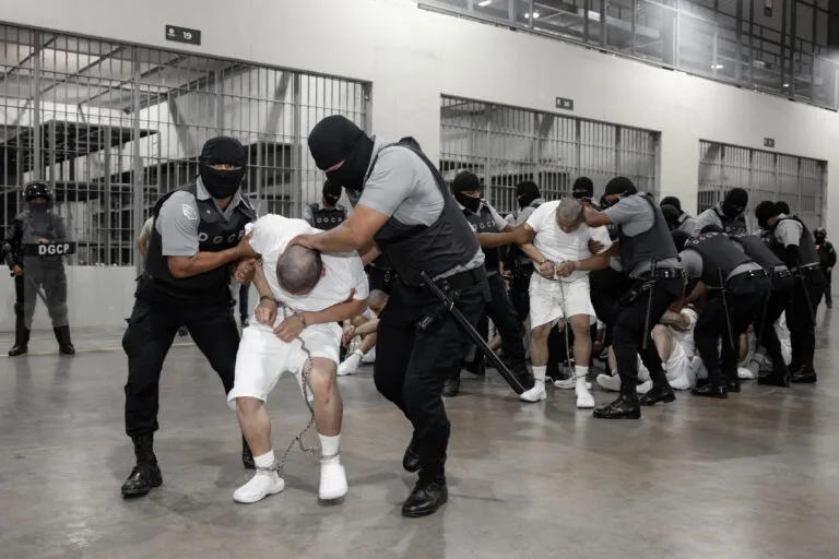 Los detalles del acuerdo secreto y el pago millonario entre EEUU y El Salvador para deportar venezolanos al Cecot – AlbertoNews