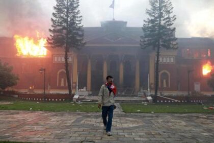 La crisis de Nepal en fotos: el Parlamento incendiado, 25 muertos y la exprimera dama quemada viva