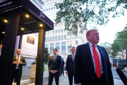 Trump cena en un restaurante cerca de la Casa Blanca para promover la intervención federal en DC