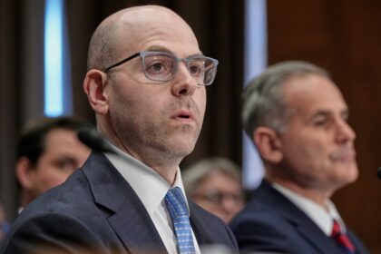 Comité del Senado aprueba al nominado de Trump para la junta de la Reserva Federal