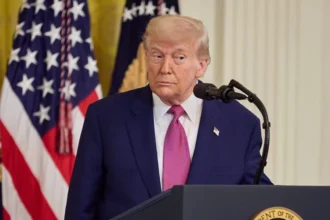 Trump pide a la Unión Europea imponer aranceles del 100 % a China y a la India, para presionar a Putin