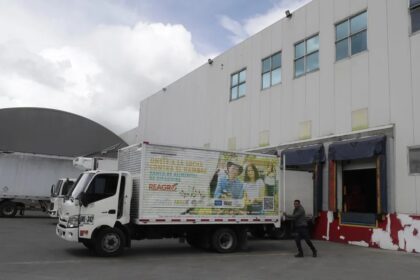 Donde el hambre llama a la puerta, camiones llenan mesas vacías de miles de colombianos