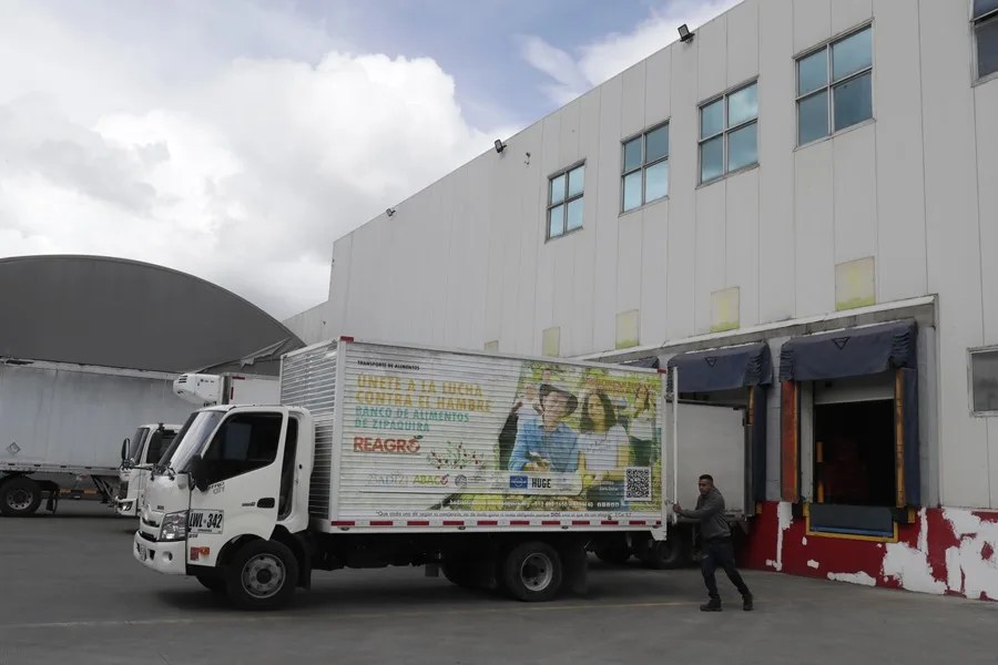 Donde el hambre llama a la puerta, camiones llenan mesas vacías de miles de colombianos