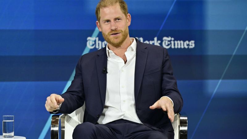 El rey Carlos y el príncipe Harry se reúnen tras 19 meses separados