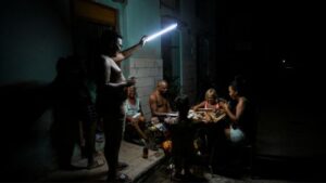 Cubanos se resignan a pasar la noche en un nuevo apagón general
