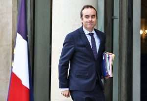 Nuevo primer ministro de Francia asume en medio de fuertes protestas