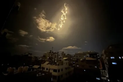 Israel lanza una lluvia de bengalas sobre la ciudad de Gaza para pedir su evacuación